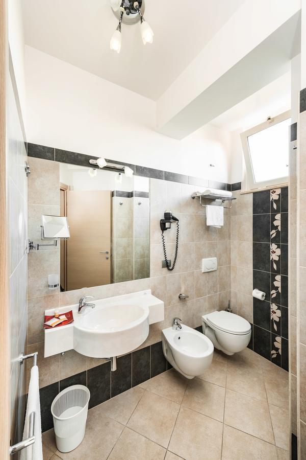 Hotel Fenix San Benedetto del Tronto Esterno foto